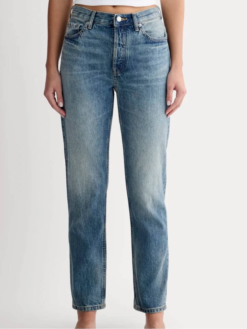 Everlane Women's 90s Straight Leg Jeans in Light Blue Wash